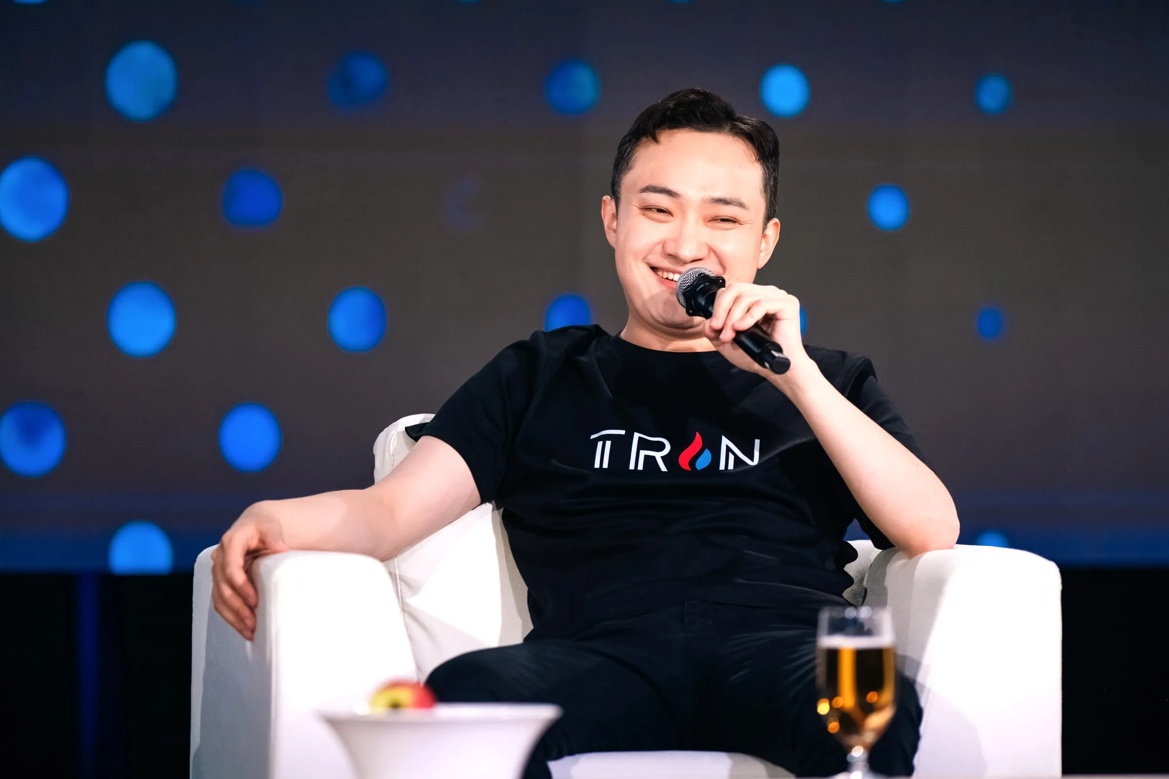 Justin Sun holding the microphone during his rebuttal